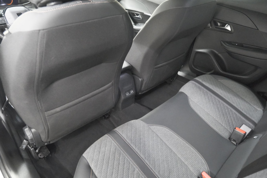 Peugeot e-2008 EV Allure Avantage 54 kWh | 11 KW Lader | Apple Carplay | Parkeersensoren
