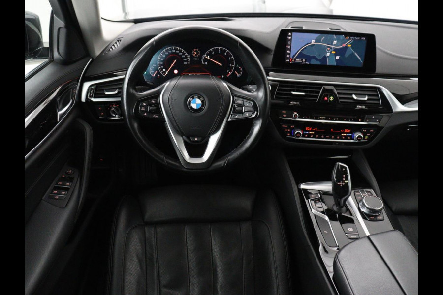 BMW 5 Serie Touring 520i High Executive | Panoramadak | Trekhaak | Head-Up | Stoelventilatie | Stoel & Stuurverwarming | Adaptive cruise | Navigatie | DAB+ | Carplay | Sfeerverlichting | Park assist | Climate control