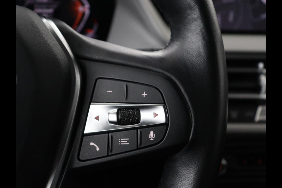 BMW 1-serie 116i Business Edition | Trekhaak | Cruise control | DAB+ | Bluetooth | Carplay | Climate control | Parkeerhulp | Virtual cockpit