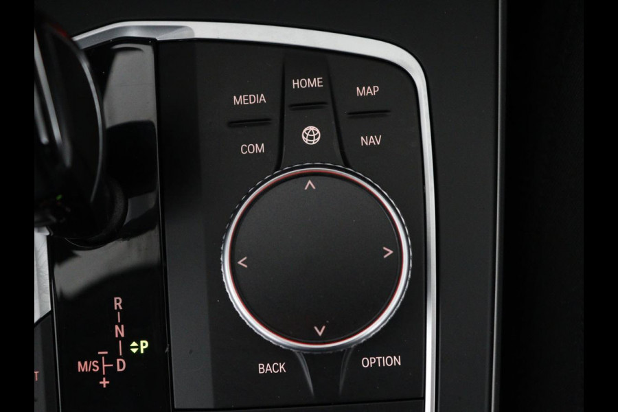 BMW 1-serie 116i Business Edition | Trekhaak | Cruise control | DAB+ | Bluetooth | Carplay | Climate control | Parkeerhulp | Virtual cockpit