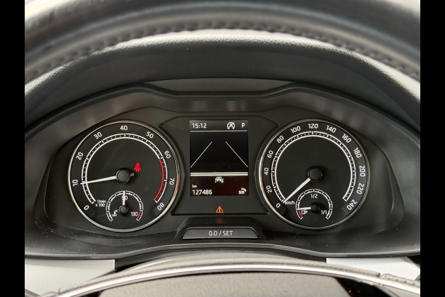 Škoda Kamiq BWJ 2021 | 1.0TSI 111PK Sport Bus AUTOMAAT | CLIMA | SPORTSTOELeN | CARPLAY | PDC 2X | ALCANTARA/STOF | 18'' LMV | PRIVACY GLASS | STOELVERW |