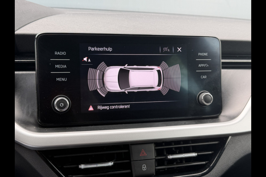 Škoda Kamiq BWJ 2021 | 1.0TSI 111PK Sport Bus AUTOMAAT | CLIMA | SPORTSTOELeN | CARPLAY | PDC 2X | ALCANTARA/STOF | 18'' LMV | PRIVACY GLASS | STOELVERW |