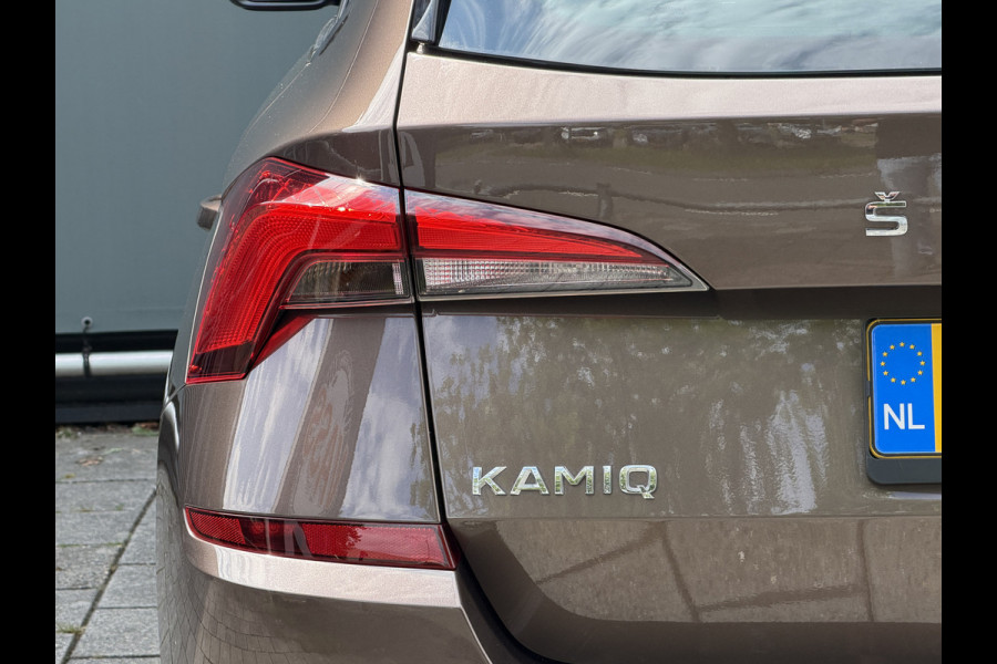 Škoda Kamiq BWJ 2021 | 1.0TSI 111PK Sport Bus AUTOMAAT | CLIMA | SPORTSTOELeN | CARPLAY | PDC 2X | ALCANTARA/STOF | 18'' LMV | PRIVACY GLASS | STOELVERW |