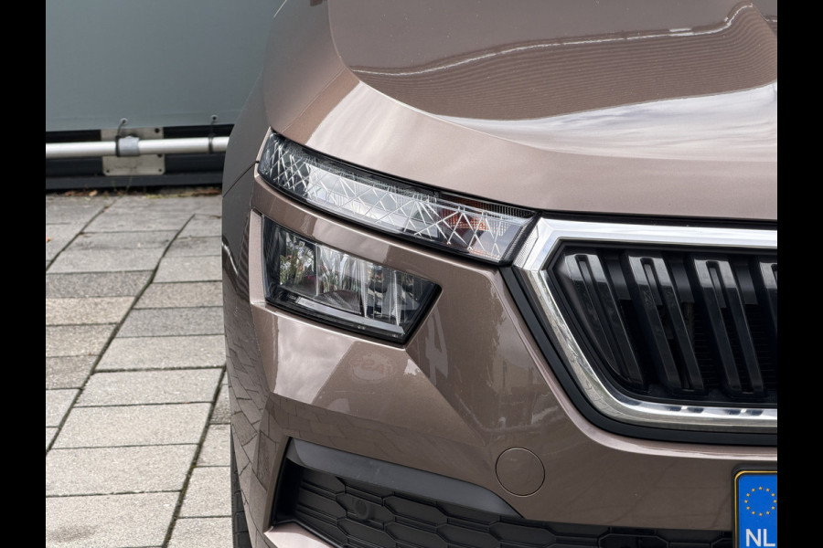 Škoda Kamiq BWJ 2021 | 1.0TSI 111PK Sport Bus AUTOMAAT | CLIMA | SPORTSTOELeN | CARPLAY | PDC 2X | ALCANTARA/STOF | 18'' LMV | PRIVACY GLASS | STOELVERW |