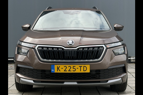 Škoda Kamiq BWJ 2021 | 1.0TSI 111PK Sport Bus AUTOMAAT | CLIMA | SPORTSTOELeN | CARPLAY | PDC 2X | ALCANTARA/STOF | 18'' LMV | PRIVACY GLASS | STOELVERW |