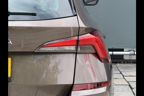 Škoda Kamiq BWJ 2021 | 1.0TSI 111PK Sport Bus AUTOMAAT | CLIMA | SPORTSTOELeN | CARPLAY | PDC 2X | ALCANTARA/STOF | 18'' LMV | PRIVACY GLASS | STOELVERW |