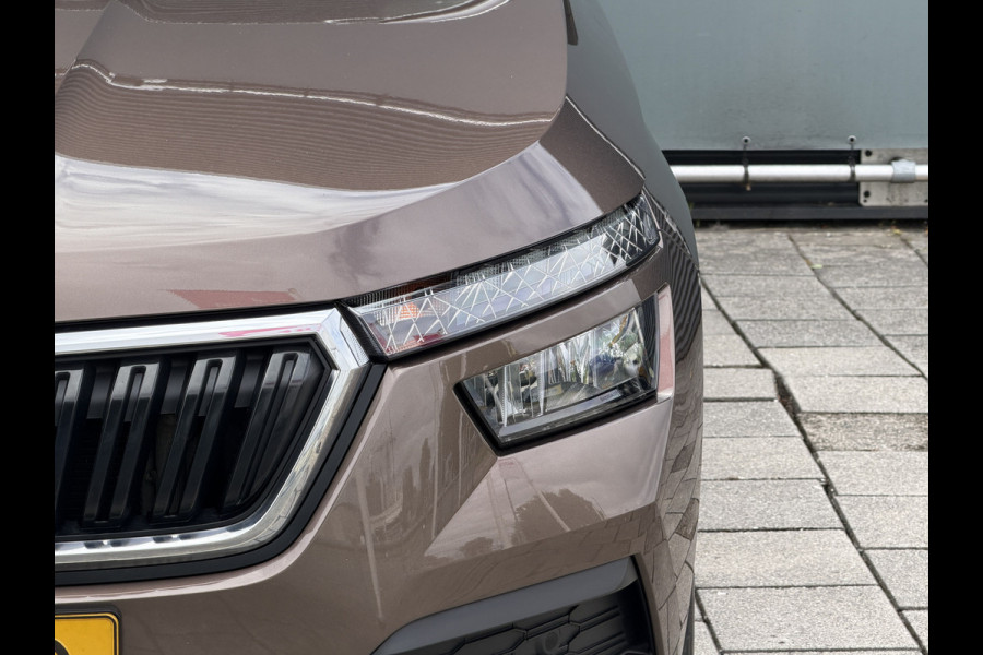 Škoda Kamiq BWJ 2021 | 1.0TSI 111PK Sport Bus AUTOMAAT | CLIMA | SPORTSTOELeN | CARPLAY | PDC 2X | ALCANTARA/STOF | 18'' LMV | PRIVACY GLASS | STOELVERW |