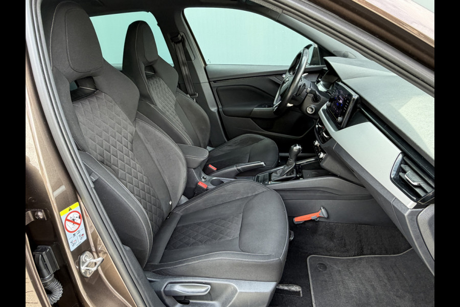 Škoda Kamiq BWJ 2021 | 1.0TSI 111PK Sport Bus AUTOMAAT | CLIMA | SPORTSTOELeN | CARPLAY | PDC 2X | ALCANTARA/STOF | 18'' LMV | PRIVACY GLASS | STOELVERW |