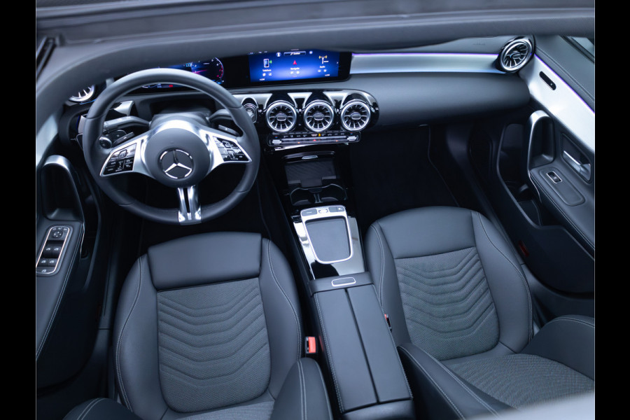 Mercedes-Benz CLA-Klasse 180 Star Edition Luxury Line Night facelift | Panoramadak | Stoelverwarming | Camera | Sfeerverlichting | Comfortstoel | Draadloze tel. lader | Licht en zicht pakket | Keyless entry, Keyless start