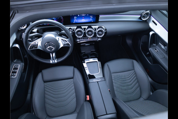 Mercedes-Benz CLA-Klasse 180 Star Edition Luxury Line Night facelift | Panoramadak | Stoelverwarming | Camera | Sfeerverlichting | Comfortstoel | Draadloze tel. lader | Licht en zicht pakket | Keyless entry, Keyless start