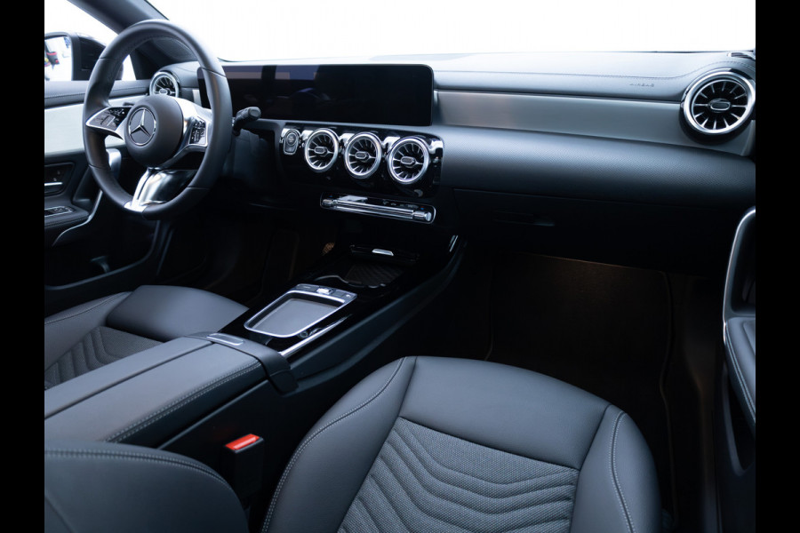 Mercedes-Benz CLA-Klasse 180 Star Edition Luxury Line Night facelift | Panoramadak | Stoelverwarming | Camera | Sfeerverlichting | Comfortstoel | Draadloze tel. lader | Licht en zicht pakket | Keyless entry, Keyless start