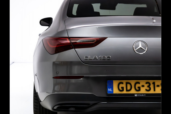Mercedes-Benz CLA-Klasse 180 Star Edition Luxury Line Night facelift | Panoramadak | Stoelverwarming | Camera | Sfeerverlichting | Comfortstoel | Draadloze tel. lader | Licht en zicht pakket | Keyless entry, Keyless start