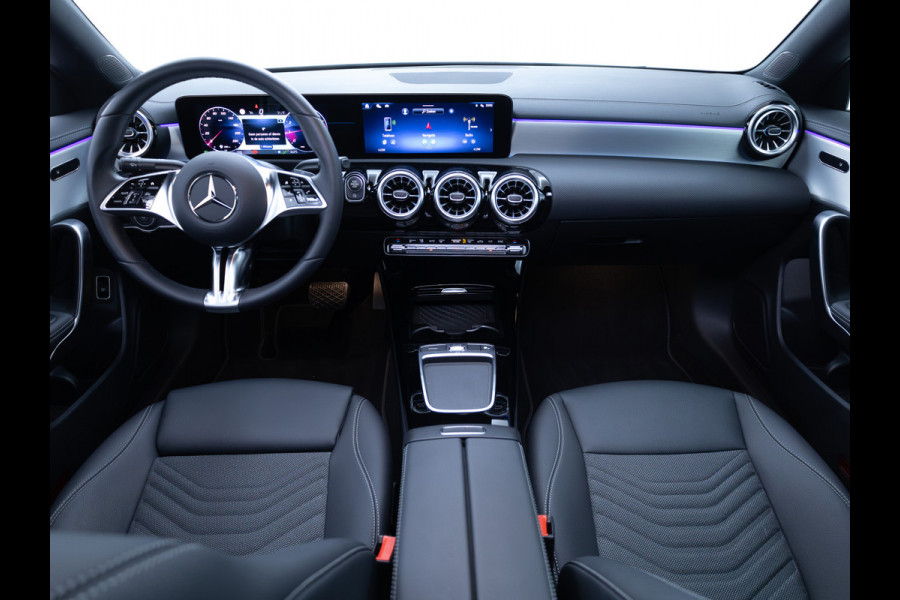 Mercedes-Benz CLA-Klasse 180 Star Edition Luxury Line Night facelift | Panoramadak | Stoelverwarming | Camera | Sfeerverlichting | Comfortstoel | Draadloze tel. lader | Licht en zicht pakket | Keyless entry, Keyless start