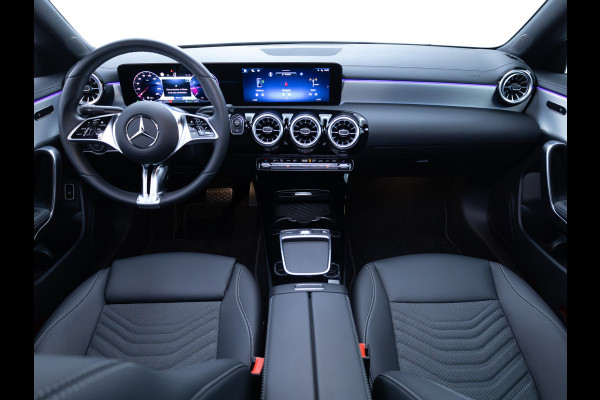 Mercedes-Benz CLA-Klasse 180 Star Edition Luxury Line Night facelift | Panoramadak | Stoelverwarming | Camera | Sfeerverlichting | Comfortstoel | Draadloze tel. lader | Licht en zicht pakket | Keyless entry, Keyless start