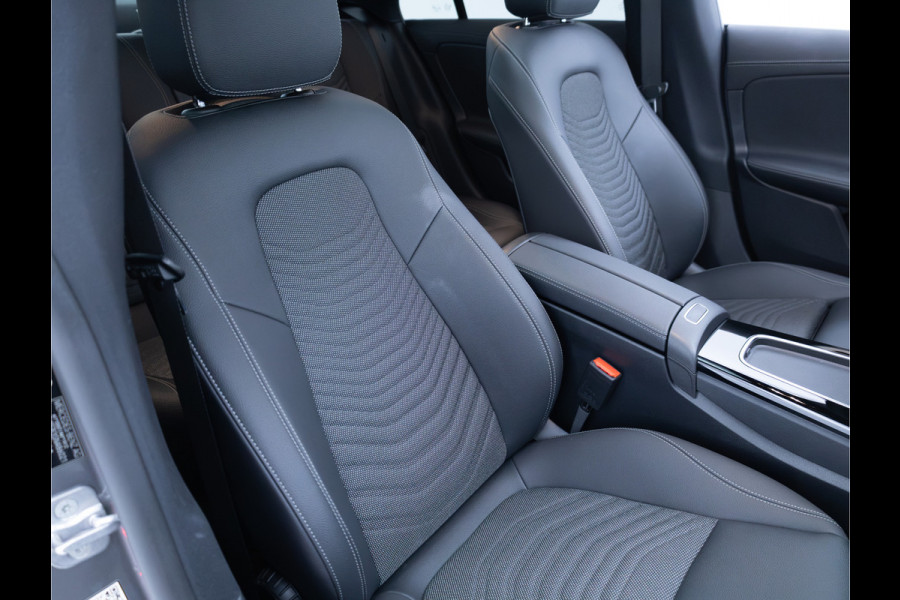 Mercedes-Benz CLA-Klasse 180 Star Edition Luxury Line Night facelift | Panoramadak | Stoelverwarming | Camera | Sfeerverlichting | Comfortstoel | Draadloze tel. lader | Licht en zicht pakket | Keyless entry, Keyless start