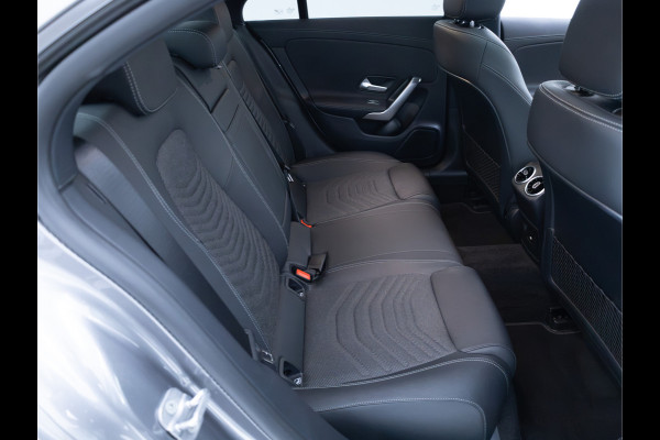 Mercedes-Benz CLA-Klasse 180 Star Edition Luxury Line Night facelift | Panoramadak | Stoelverwarming | Camera | Sfeerverlichting | Comfortstoel | Draadloze tel. lader | Licht en zicht pakket | Keyless entry, Keyless start