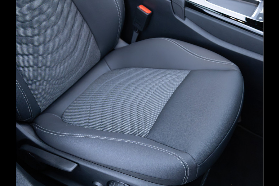Mercedes-Benz CLA-Klasse 180 Star Edition Luxury Line Night facelift | Panoramadak | Stoelverwarming | Camera | Sfeerverlichting | Comfortstoel | Draadloze tel. lader | Licht en zicht pakket | Keyless entry, Keyless start