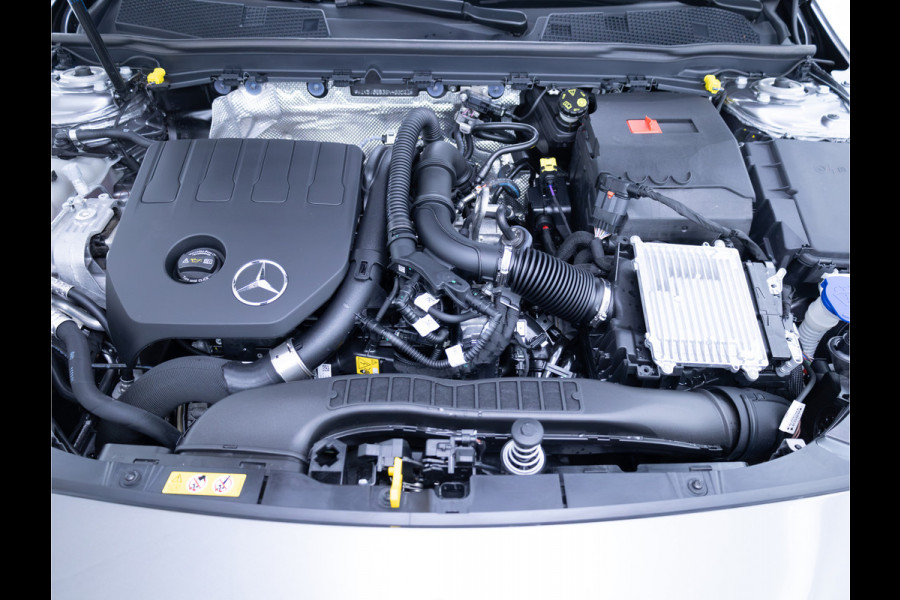 Mercedes-Benz CLA-Klasse 180 Star Edition Luxury Line Night facelift | Panoramadak | Stoelverwarming | Camera | Sfeerverlichting | Comfortstoel | Draadloze tel. lader | Licht en zicht pakket | Keyless entry, Keyless start