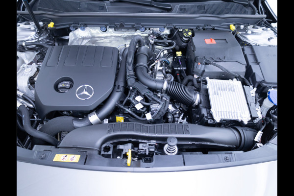 Mercedes-Benz CLA-Klasse 180 Star Edition Luxury Line Night facelift | Panoramadak | Stoelverwarming | Camera | Sfeerverlichting | Comfortstoel | Draadloze tel. lader | Licht en zicht pakket | Keyless entry, Keyless start