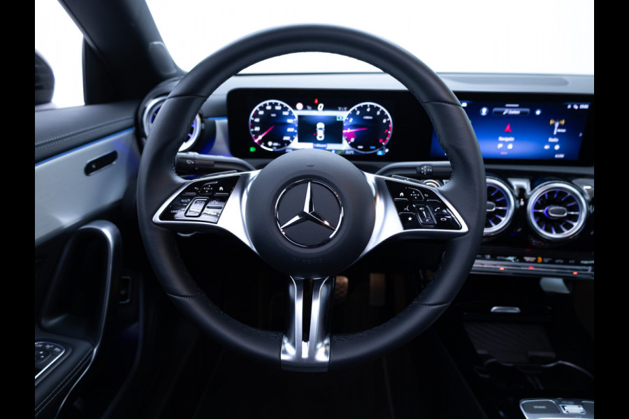 Mercedes-Benz CLA-Klasse 180 Star Edition Luxury Line Night facelift | Panoramadak | Stoelverwarming | Camera | Sfeerverlichting | Comfortstoel | Draadloze tel. lader | Licht en zicht pakket | Keyless entry, Keyless start