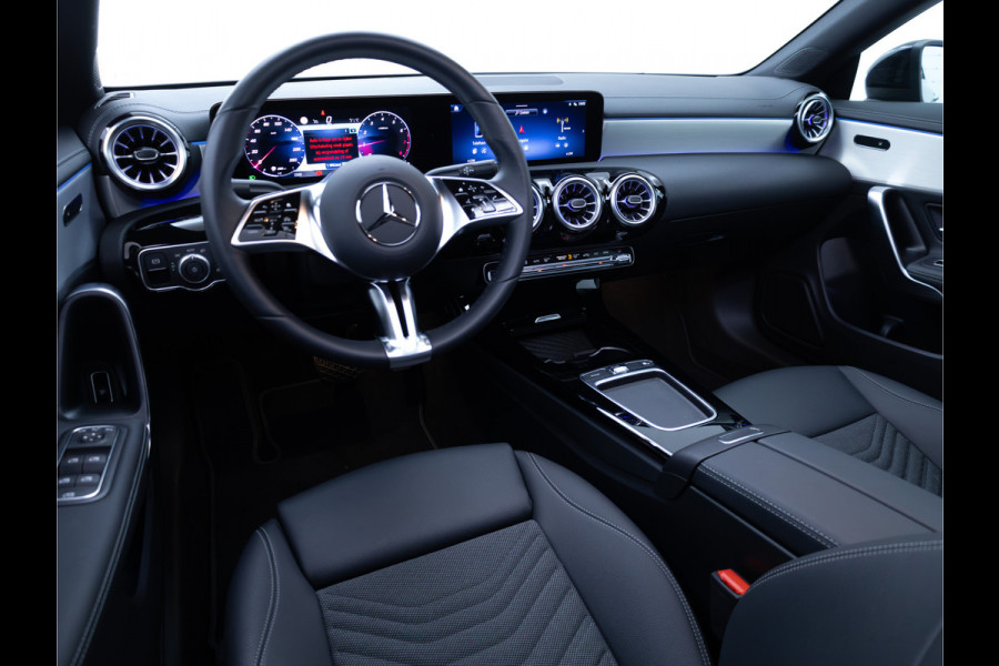 Mercedes-Benz CLA-Klasse 180 Star Edition Luxury Line Night facelift | Panoramadak | Stoelverwarming | Camera | Sfeerverlichting | Comfortstoel | Draadloze tel. lader | Licht en zicht pakket | Keyless entry, Keyless start