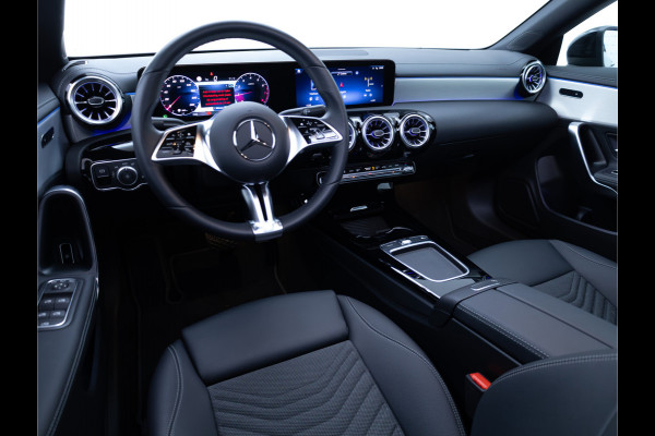 Mercedes-Benz CLA-Klasse 180 Star Edition Luxury Line Night facelift | Panoramadak | Stoelverwarming | Camera | Sfeerverlichting | Comfortstoel | Draadloze tel. lader | Licht en zicht pakket | Keyless entry, Keyless start