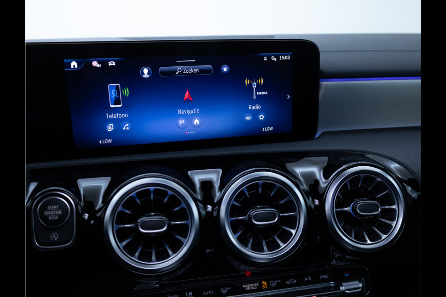 Mercedes-Benz CLA-Klasse 180 Star Edition Luxury Line Night facelift | Panoramadak | Stoelverwarming | Camera | Sfeerverlichting | Comfortstoel | Draadloze tel. lader | Licht en zicht pakket | Keyless entry, Keyless start