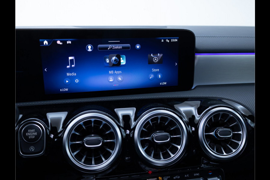 Mercedes-Benz CLA-Klasse 180 Star Edition Luxury Line Night facelift | Panoramadak | Stoelverwarming | Camera | Sfeerverlichting | Comfortstoel | Draadloze tel. lader | Licht en zicht pakket | Keyless entry, Keyless start