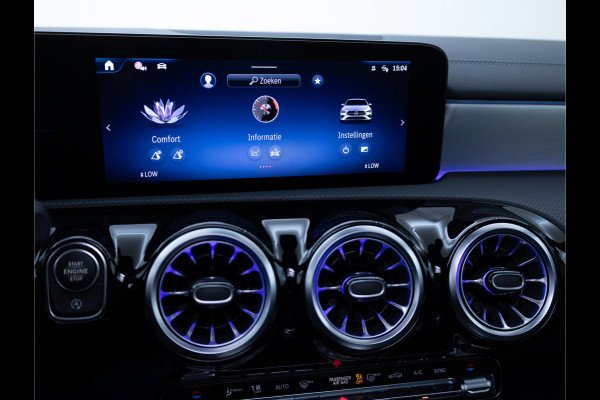 Mercedes-Benz CLA-Klasse 180 Star Edition Luxury Line Night facelift | Panoramadak | Stoelverwarming | Camera | Sfeerverlichting | Comfortstoel | Draadloze tel. lader | Licht en zicht pakket | Keyless entry, Keyless start