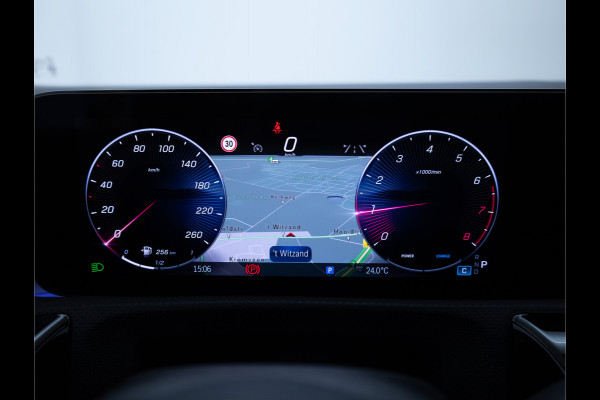 Mercedes-Benz CLA-Klasse 180 Star Edition Luxury Line Night facelift | Panoramadak | Stoelverwarming | Camera | Sfeerverlichting | Comfortstoel | Draadloze tel. lader | Licht en zicht pakket | Keyless entry, Keyless start