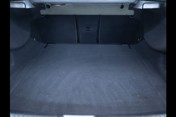 Mercedes-Benz CLA-Klasse 180 Star Edition Luxury Line Night facelift | Panoramadak | Stoelverwarming | Camera | Sfeerverlichting | Comfortstoel | Draadloze tel. lader | Licht en zicht pakket | Keyless entry, Keyless start
