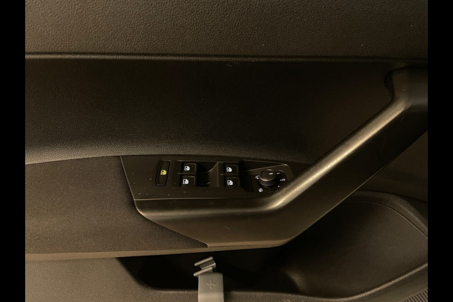 Volkswagen Polo 1.0 TSI Life Business TREKHAAK CLIMA MULTIMEDIA CRUISE PARKEERSENSOREN APPLE CARPLAY STOELVERWARMING PRIVACY GLAS