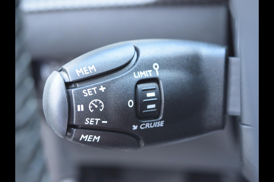 Peugeot 208 1.2 Hybrid 145 e-DCS6 GT l adaptief cruise control l navigatie l elektrisch verstelbare voorstoel(en) l 360 camera