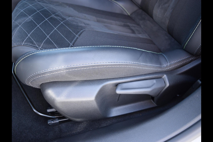 Peugeot e-208 EV GT Pack 50 kWh l voorstoelen verwarmd l adaptief cruise control l Apple Carplay/Android Auto l Alcantara bekleding