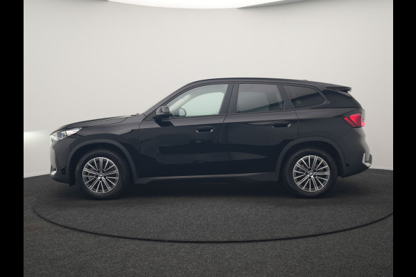 BMW iX1 xDrive30 67 kWh 313pk Dealer O.H. | Trekhaak Af Fabriek | Camera | Adaptief M Onderstel | Voorstoelen Verwarmd | Keyless | Sfeerverlichting | Apple Carplay | Adaptive LED | Cruise Control | Navigatie | DAB |