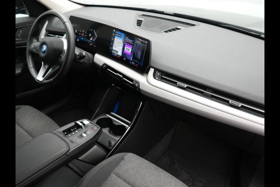 BMW iX1 xDrive30 67 kWh 313pk Dealer O.H. | Trekhaak Af Fabriek | Camera | Adaptief M Onderstel | Voorstoelen Verwarmd | Keyless | Sfeerverlichting | Apple Carplay | Adaptive LED | Cruise Control | Navigatie | DAB |