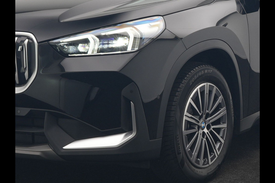 BMW iX1 xDrive30 67 kWh 313pk Dealer O.H. | Trekhaak Af Fabriek | Camera | Adaptief M Onderstel | Voorstoelen Verwarmd | Keyless | Sfeerverlichting | Apple Carplay | Adaptive LED | Cruise Control | Navigatie | DAB |