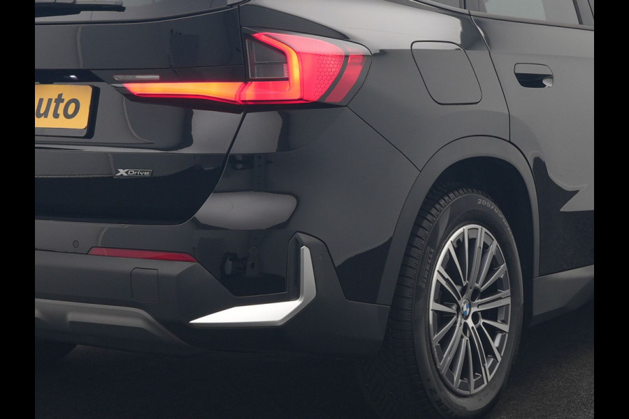 BMW iX1 xDrive30 67 kWh 313pk Dealer O.H. | Trekhaak Af Fabriek | Camera | Adaptief M Onderstel | Voorstoelen Verwarmd | Keyless | Sfeerverlichting | Apple Carplay | Adaptive LED | Cruise Control | Navigatie | DAB |