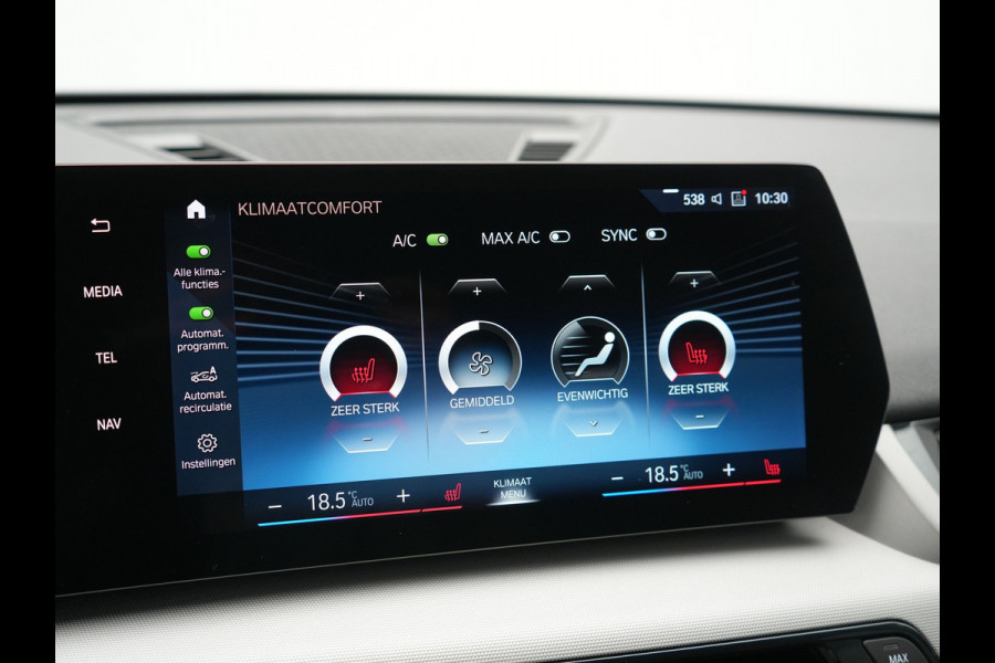 BMW iX1 xDrive30 67 kWh 313pk Dealer O.H. | Trekhaak Af Fabriek | Camera | Adaptief M Onderstel | Voorstoelen Verwarmd | Keyless | Sfeerverlichting | Apple Carplay | Adaptive LED | Cruise Control | Navigatie | DAB |