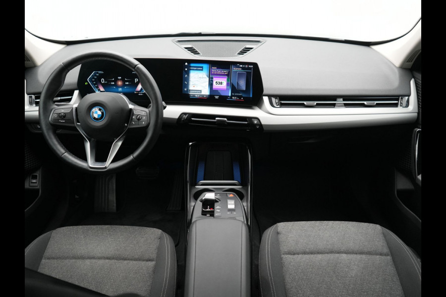BMW iX1 xDrive30 67 kWh 313pk Dealer O.H. | Trekhaak Af Fabriek | Camera | Adaptief M Onderstel | Voorstoelen Verwarmd | Keyless | Sfeerverlichting | Apple Carplay | Adaptive LED | Cruise Control | Navigatie | DAB |