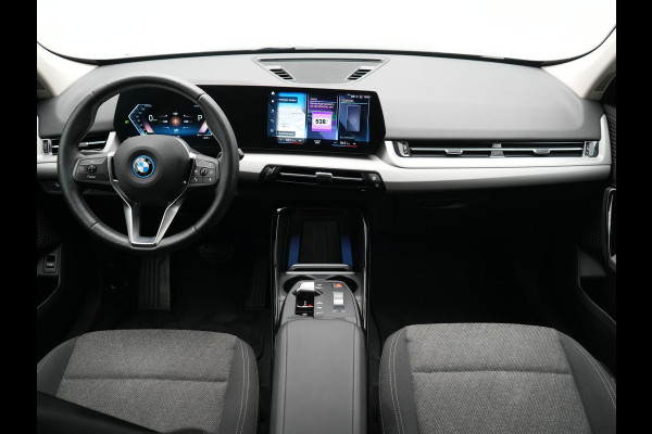 BMW iX1 xDrive30 67 kWh 313pk Dealer O.H. | Trekhaak Af Fabriek | Camera | Adaptief M Onderstel | Voorstoelen Verwarmd | Keyless | Sfeerverlichting | Apple Carplay | Adaptive LED | Cruise Control | Navigatie | DAB |