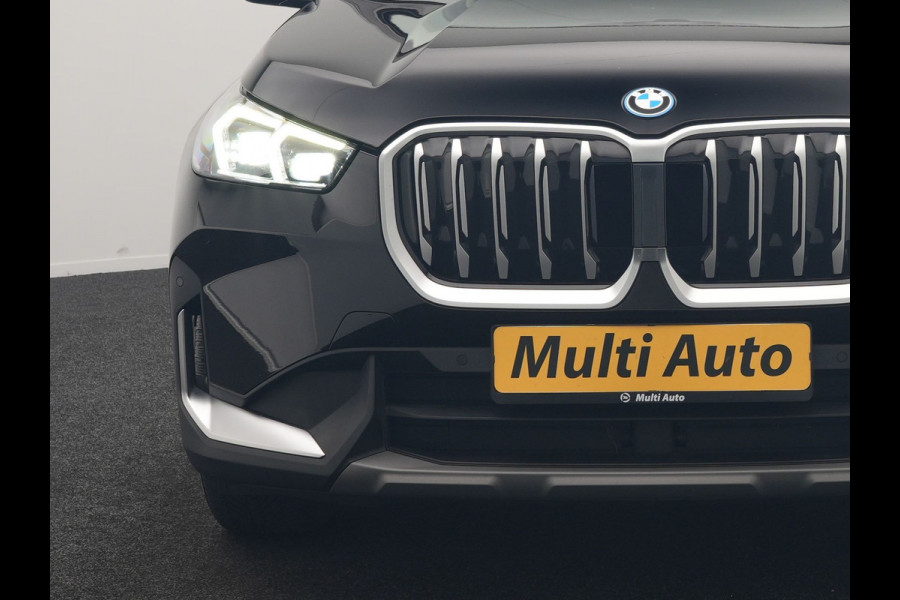 BMW iX1 xDrive30 67 kWh 313pk Dealer O.H. | Trekhaak Af Fabriek | Camera | Adaptief M Onderstel | Voorstoelen Verwarmd | Keyless | Sfeerverlichting | Apple Carplay | Adaptive LED | Cruise Control | Navigatie | DAB |