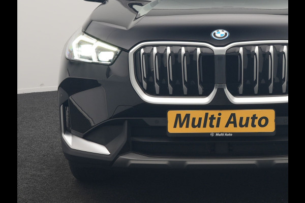 BMW iX1 xDrive30 67 kWh 313pk Dealer O.H. | Trekhaak Af Fabriek | Camera | Adaptief M Onderstel | Voorstoelen Verwarmd | Keyless | Sfeerverlichting | Apple Carplay | Adaptive LED | Cruise Control | Navigatie | DAB |
