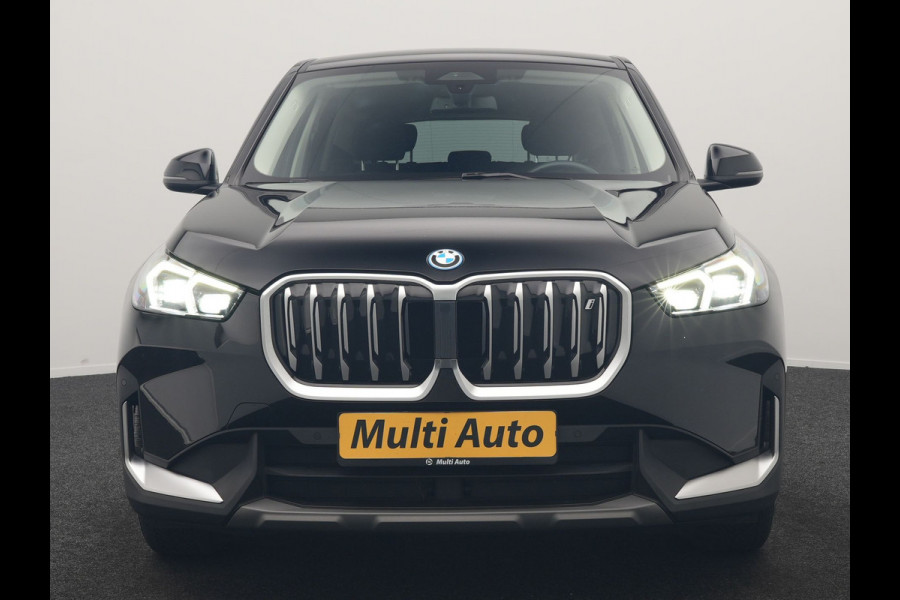 BMW iX1 xDrive30 67 kWh 313pk Dealer O.H. | Trekhaak Af Fabriek | Camera | Adaptief M Onderstel | Voorstoelen Verwarmd | Keyless | Sfeerverlichting | Apple Carplay | Adaptive LED | Cruise Control | Navigatie | DAB |