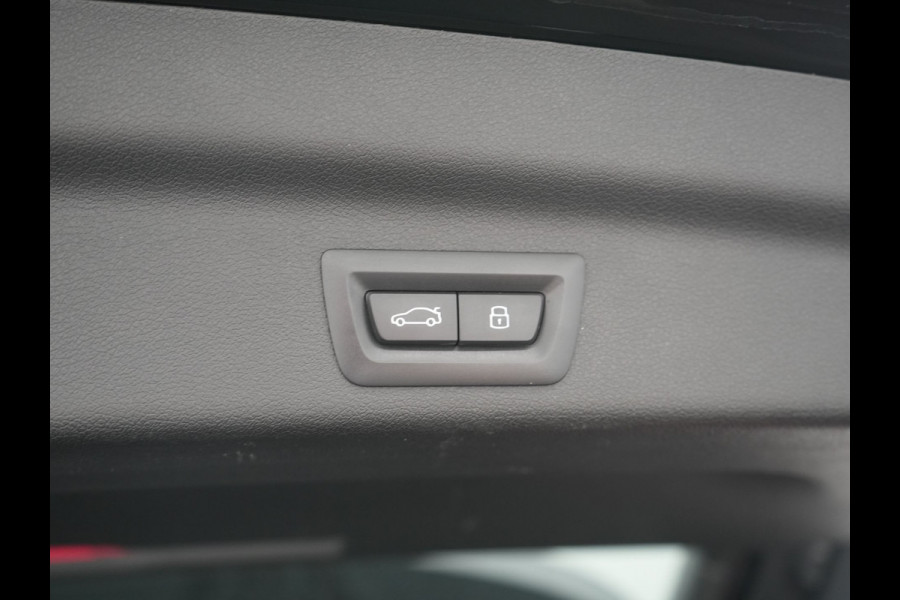 BMW iX1 xDrive30 67 kWh 313pk Dealer O.H. | Trekhaak Af Fabriek | Camera | Adaptief M Onderstel | Voorstoelen Verwarmd | Keyless | Sfeerverlichting | Apple Carplay | Adaptive LED | Cruise Control | Navigatie | DAB |
