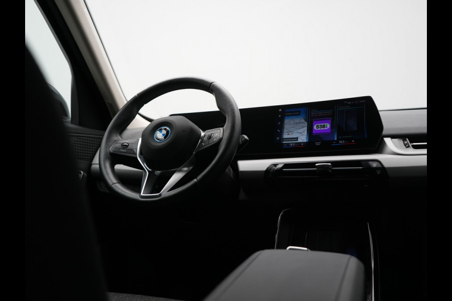 BMW iX1 xDrive30 67 kWh 313pk Dealer O.H. | Trekhaak Af Fabriek | Camera | Adaptief M Onderstel | Voorstoelen Verwarmd | Keyless | Sfeerverlichting | Apple Carplay | Adaptive LED | Cruise Control | Navigatie | DAB |