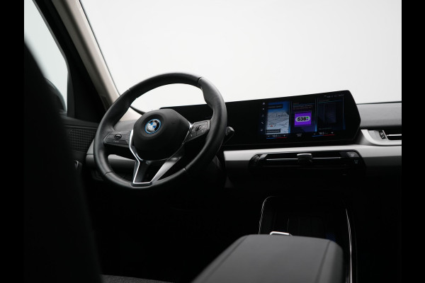 BMW iX1 xDrive30 67 kWh 313pk Dealer O.H. | Trekhaak Af Fabriek | Camera | Adaptief M Onderstel | Voorstoelen Verwarmd | Keyless | Sfeerverlichting | Apple Carplay | Adaptive LED | Cruise Control | Navigatie | DAB |