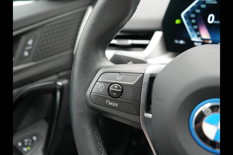 BMW iX1 xDrive30 67 kWh 313pk Dealer O.H. | Trekhaak Af Fabriek | Camera | Adaptief M Onderstel | Voorstoelen Verwarmd | Keyless | Sfeerverlichting | Apple Carplay | Adaptive LED | Cruise Control | Navigatie | DAB |