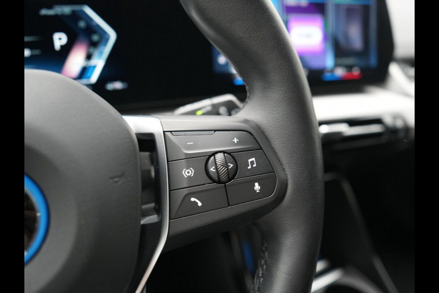 BMW iX1 xDrive30 67 kWh 313pk Dealer O.H. | Trekhaak Af Fabriek | Camera | Adaptief M Onderstel | Voorstoelen Verwarmd | Keyless | Sfeerverlichting | Apple Carplay | Adaptive LED | Cruise Control | Navigatie | DAB |
