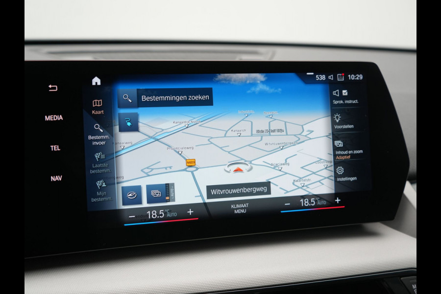 BMW iX1 xDrive30 67 kWh 313pk Dealer O.H. | Trekhaak Af Fabriek | Camera | Adaptief M Onderstel | Voorstoelen Verwarmd | Keyless | Sfeerverlichting | Apple Carplay | Adaptive LED | Cruise Control | Navigatie | DAB |